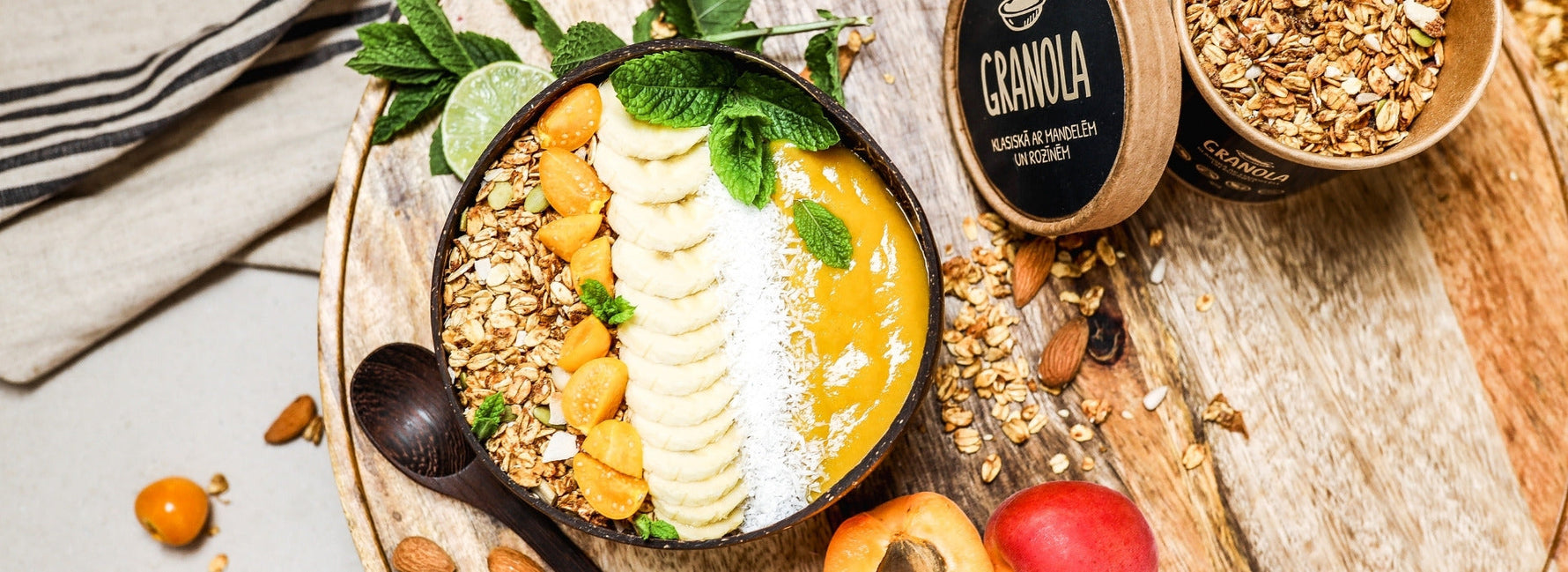 Tropu Svaiguma Bļoda ar Granolu un Ogu Smūtiju