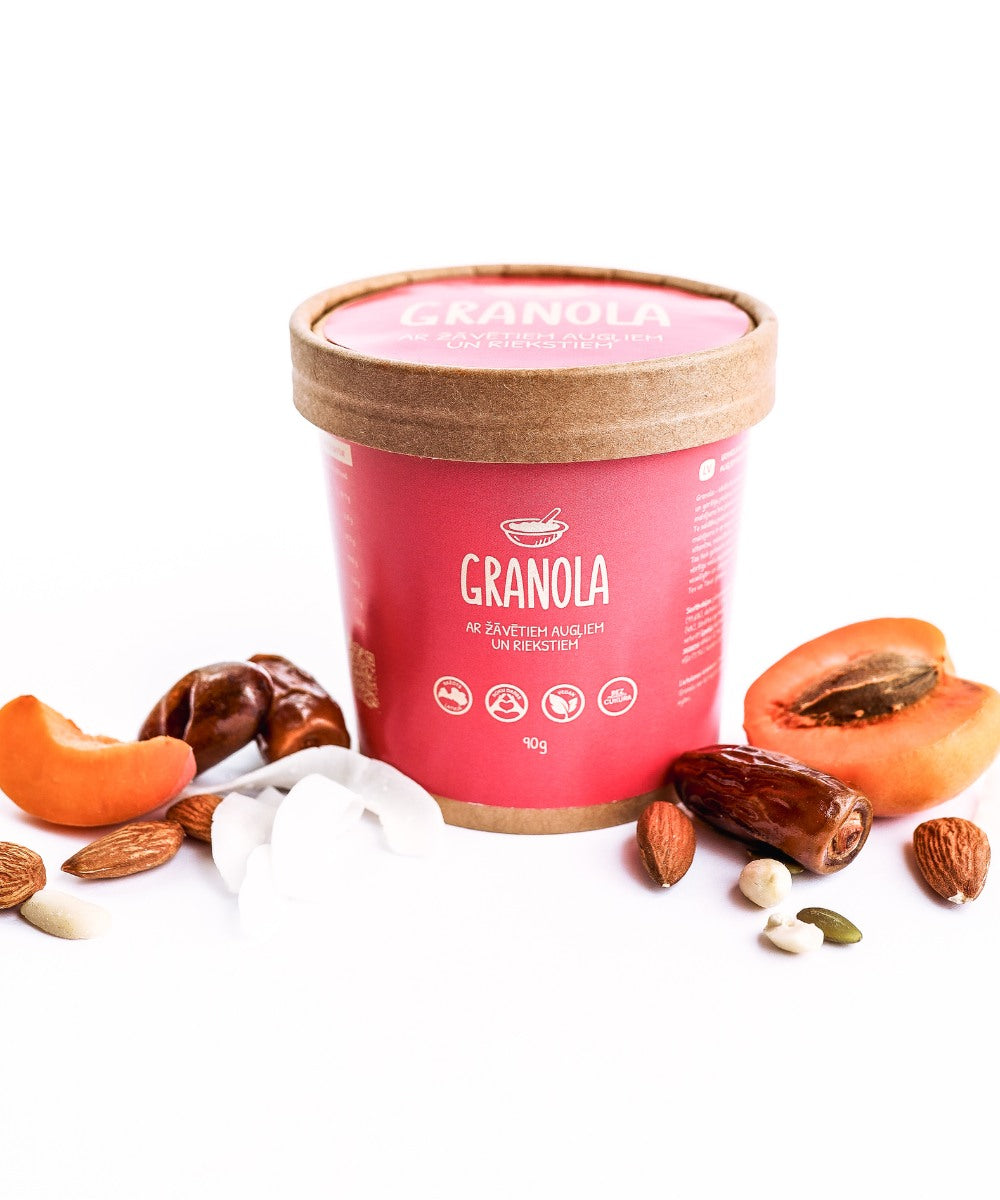 Granola ar žāvētiem augļiem un riekstiem
